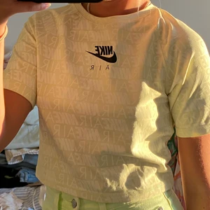 Nike T-shirt strl M - Superfin croppad T-shirt från Nike! Strl m men passar mig som har xs/s