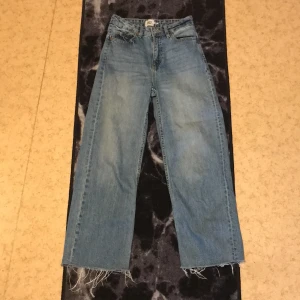 Jeans  - Det är från Lager 157, lite trådar vid fotleden.