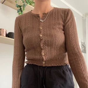 Kofta -  Säljer denna kofta då den tyvärr var för liten, aldrig använd av mig. Köparen betalar för frakten och katt finns i hem 💗