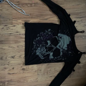 Tröja - Dödskalle tröja med öppna axlar