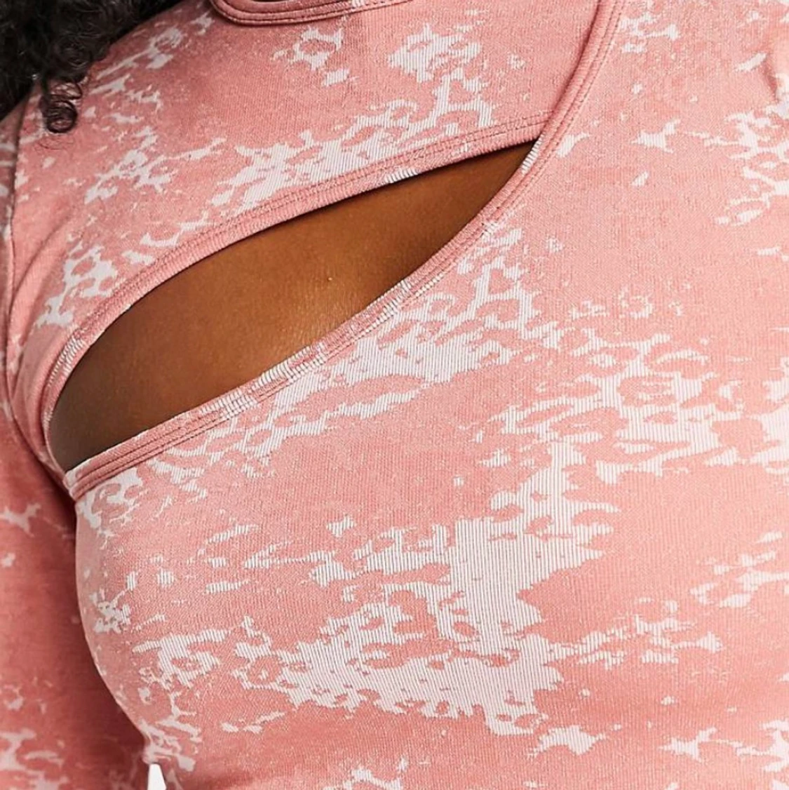 Långärmad topp med utskuren detalj  - 91