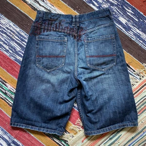 Vintage Billabong shorts - Ett par ur snygga baggy shorts från märket Billabong. I superbra skick. Riktiga balla men en aning för stora för mig därav säljes. För mått eller fler bilder kontakta mig! Frakt sker via PostNord spårbart 57 kr📦