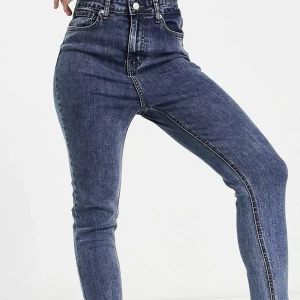 DTT- Ellie skinny jeans med hög midja  - från Don't Think Twice Välj tight Hög midja Stretchjeans Stentvätt Material: 70 % bomull, 28 % polyester, 2 % elastan. 