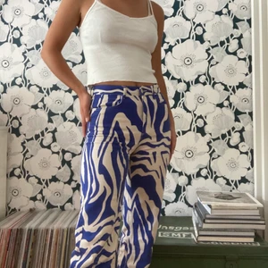 Mönstrade byxor  - Blå-vitmönstrade byxor i superskönt material från från Monki. Använda endast ett fåtal gånger och säljer eftersom de inte längre kommer till användning 💙💙