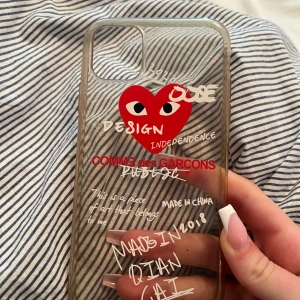 Comme des Garcons iphone 11 skal - Säljer mitt cdg skal för iphone 11 då jag har en ny mobil som inte passar skalet. Fint skick med inga skador trots många smällar. Nypris 300:- men säljer för 100 :- (pris kan diskuteras)🌸