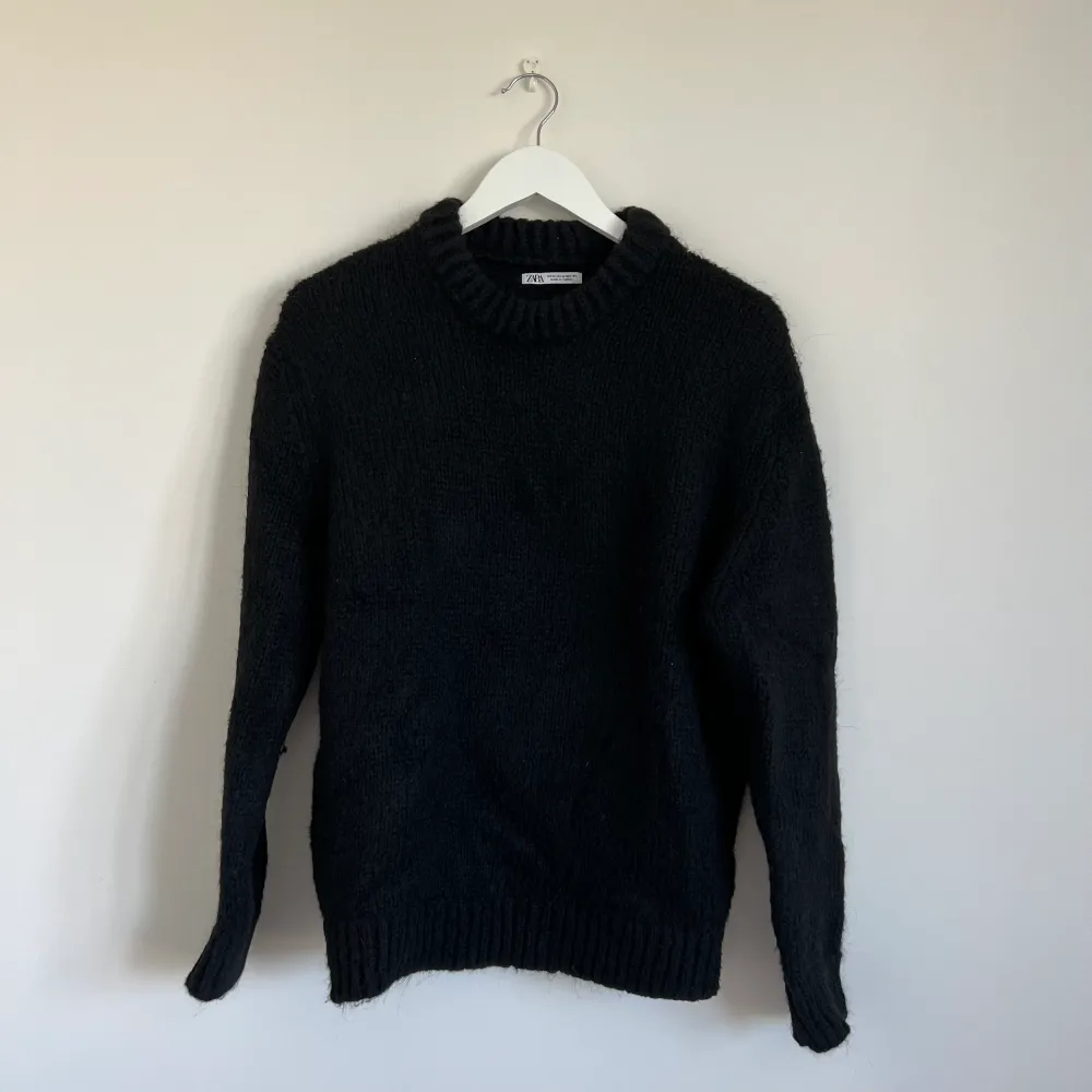 Svart sweater från Zara. Storlek S. Passar bra till hösten/vintern. . Stickat.