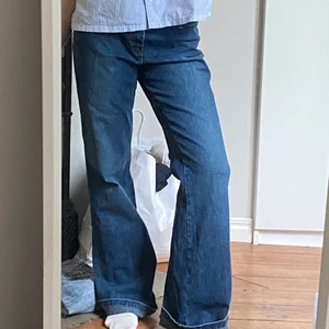 Lowwaist jeans - Lowwaist jeans i väldigt bra skick från JSFN. De är i storlek 40 och är lite stora för mig som i vanliga fall är 34/36. Långa!