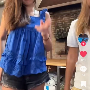 Skit snygg 🤩 topp  - Hej Seljer denna jätte  snygg toppen från mango är slutsåld köpte den för350kr seljer för 250+frakt dåm kostar 45  passar tyvärr inte mig .passar även S