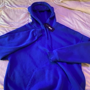 Hoodie - helt ny hoodie från new yorker, testat en gång och fått en liten fläck på framsidan som jag tror går bort i tvätten därav sänker priset💞 storlek XL men då även passar M och L