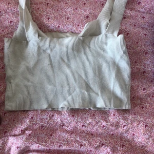 Linne - Säljer detta linne fårn SHEIN i använt skick. Tvättas självklart innan försäljning! 💓