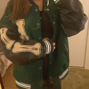 College jacka dayhype  - En Bone college jacka från dayhype med bra material alltså inte nån shein kopia perfekt för både hösten och våren har aldrig använts bara testats köpte  i storlek m där jag egentligen är en xs/s la upp den en gång till där jag hade råkat göra ett misstag