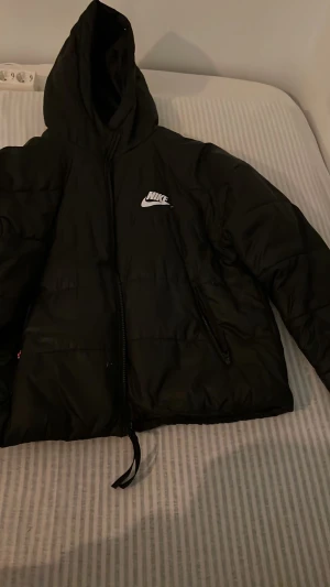 Nike jacka - Nike jacka i storlek M. Väldigt bra skick och du står för frakt