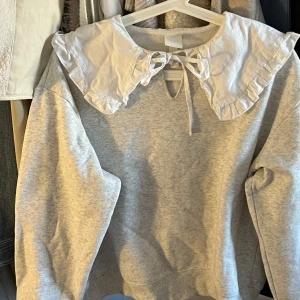 Sweatshirt  - Sweatshirt från h&m med krage i strl 38🤍 inga defekter!!❤️ passar mig bra som har S❤️‍🔥 använd gärna köp nu 💜