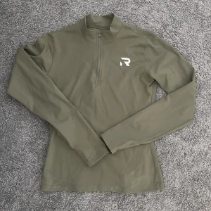 Relode träningströja - Långärmad träningströja från Relode i storlek M/L. Knappt använd så den är i fint skick