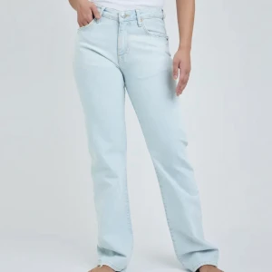 Low straight jeans - Säljes för de är för korta. Jättefina och sparsamt använda 🫶🏻De är low waisted och raka i benen. Vid fler bilder/frågor så är det bara att skriva. Nypris är 699kr