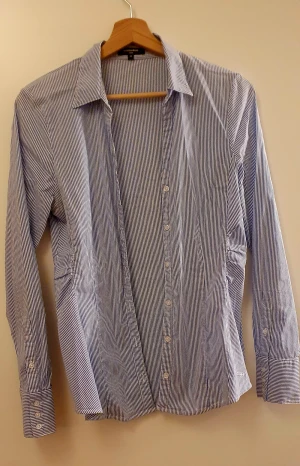 Blus - Blå vit randig blus figursydd. Skön. I bra skick 