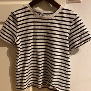 Randig t-shirt  - Från zara och knappast använd, nypris runt 120-150