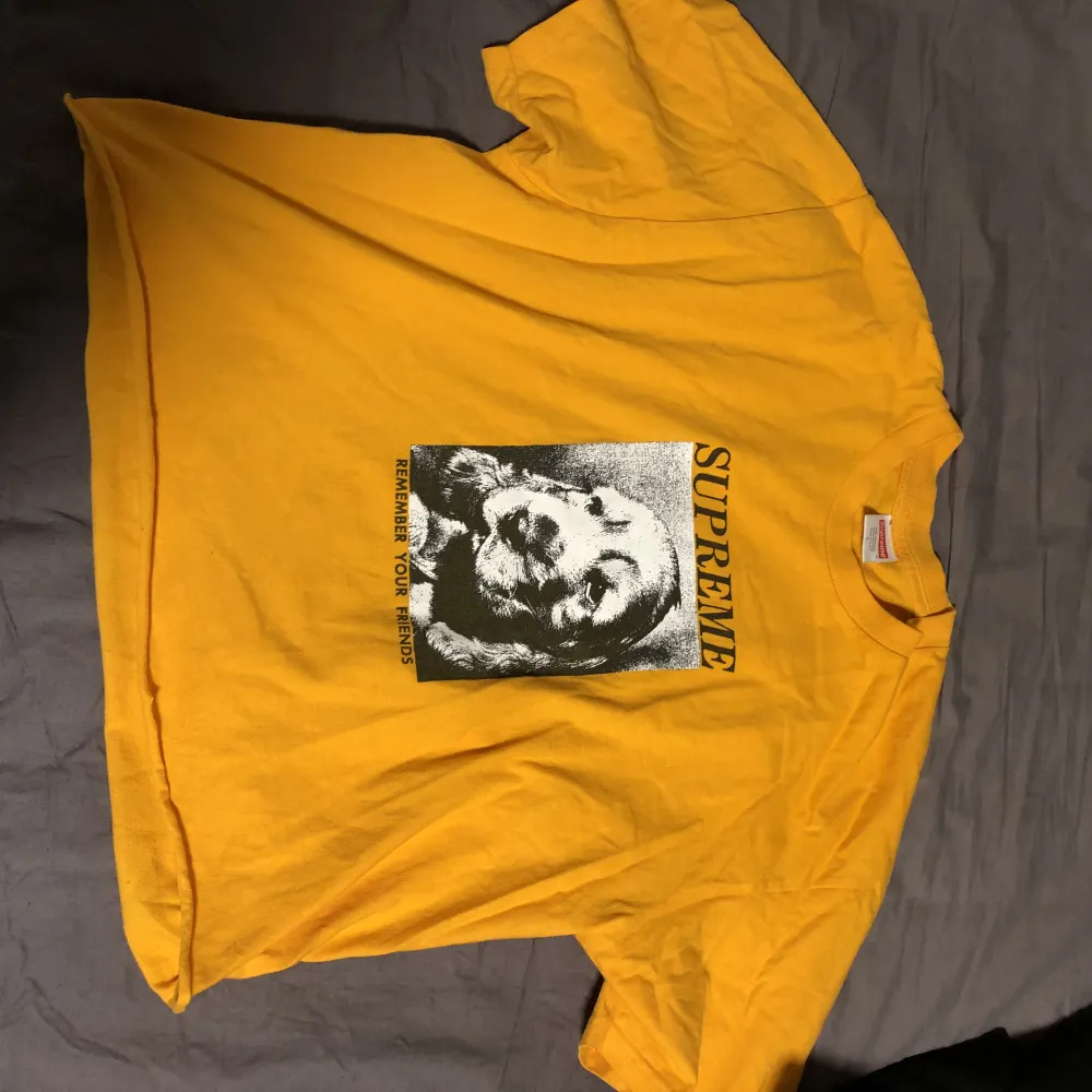 Snygg gul supreme t shirt, som ja croppat, passar typ som en mer boxy fit M . T-shirts.