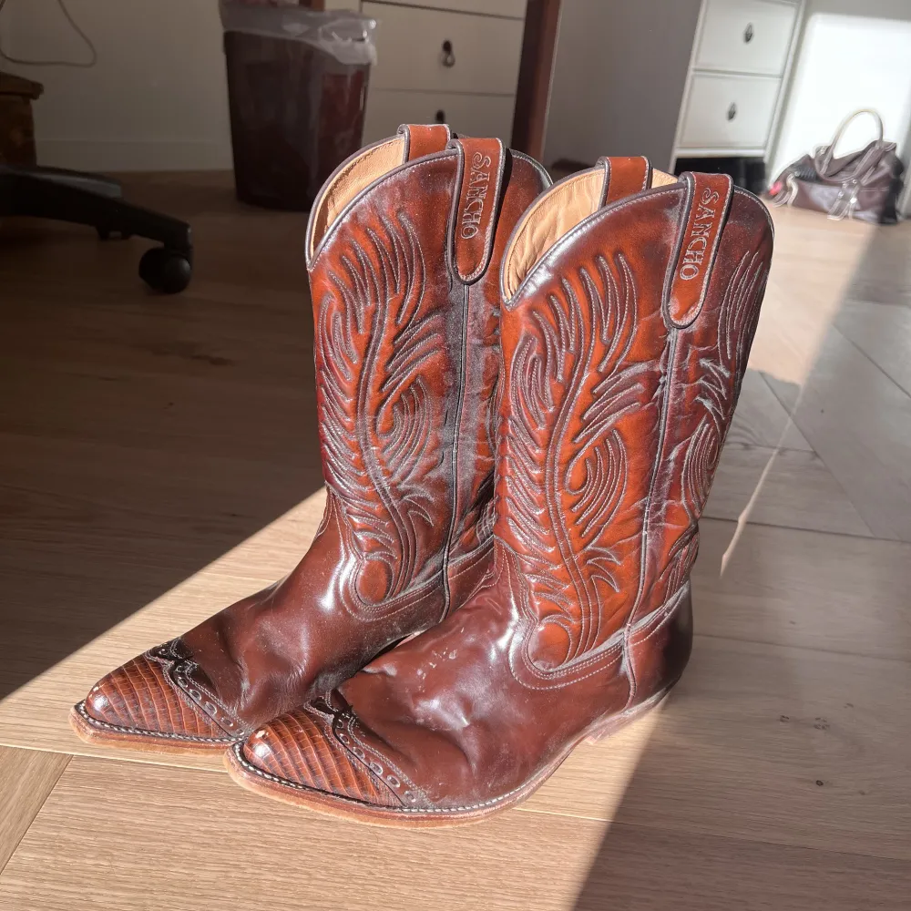 Bruna lackade cowboy boots som är för stora. Bilderna visar de lite dammiga, då de inte används sedan sommaren men kommer tvätta de innan köp. ☀️Priset kan diskuteras vid snabbt köp! ☺️. Skor.