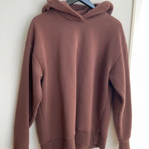 Brun hoddie  - Brun hoddie från Gina i storlek S. Färgen framgår inte riktigt i kameran men skulle säga att den är mer brun än vad den ser ut.🤍🤎