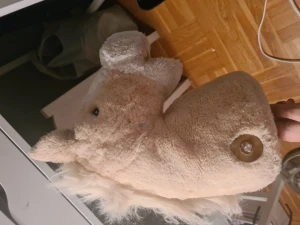 säljer min käpphäst för 630-700 - Jag säljer min käpphäst då jag tröttnat på han, han är isabelle färgad, kort käpp, han har ett mellan stort stäck i munnen då min lillasyster råka rita på han. Jag säljer han för 630-700kr!!!!!!! 