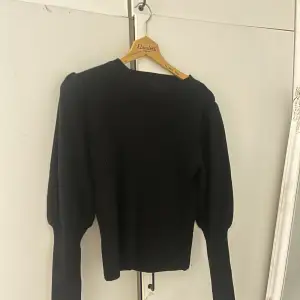 En svart tröja som är ballongärmad och är från Chiquelle. Aldrig använd, tröjan kliar inte, tunn material. Storlek One Size. Köparen står för frakten.