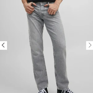 Grå Jack and Jones jeans  - Inte använda gråa herr jeans i storlek 32/32❤️❤️💝💝💝 Nypris:599kr
