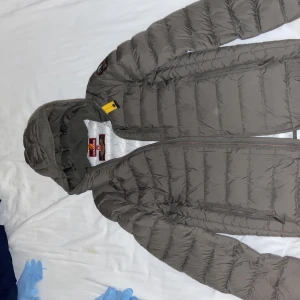 Parajumper/PJS, sommar/höstjacka - Parajumper/PJS sommar/höstjacka, size medium. Har fläckar men det går bort i tvätt.