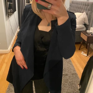 Kappa - Tunnare kappa som är perfekt nu till sommaren, storlek XS men sitter perfekt på mig som är 172cm❣️