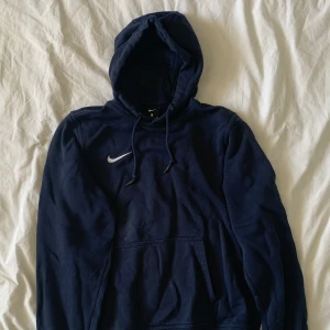 Nike Mörkblå Hoodie  - Nike Hoodie - Mörkblå- Storlek S (lite oversized) - Använt fåtal gånger 
