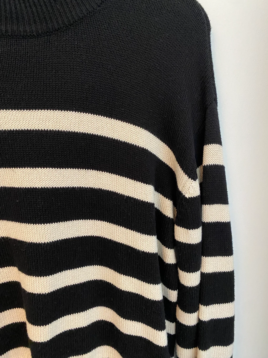 Vitrandig svart stickad tröja  - 91