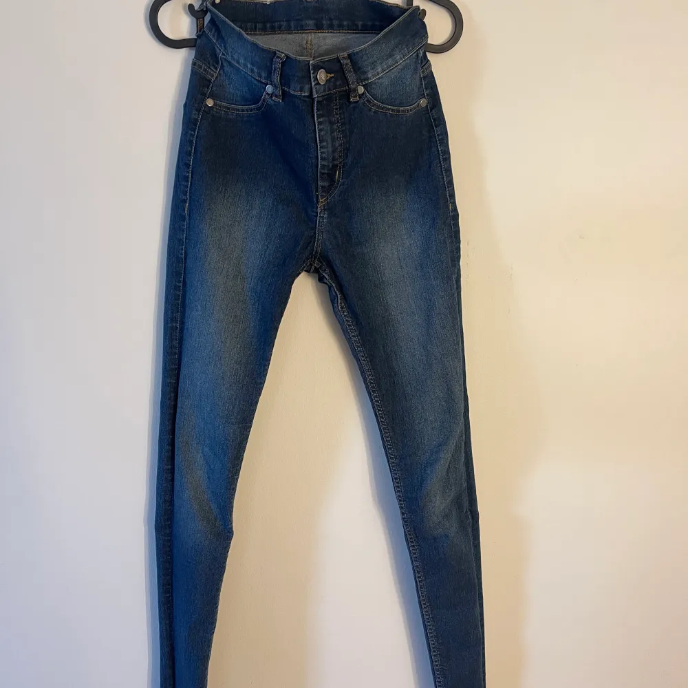 Tighta jeans från cheap monday Hög midja Fint skick Säljes pga för små Passar en XS. Jeans & Byxor.