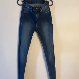 Tighta jeans från cheap monday Hög midja Fint skick Säljes pga för små Passar en XS
