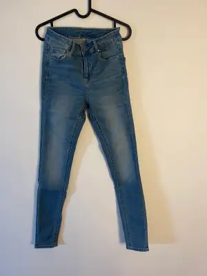 Jeans från vila Tighta Storlek M men skulle mer säga S, dom är stretchiga.