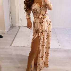 Lång klänning i stl 34 XS  - Lång klänning, ljusrosa blommig från Nelly, använd 1 gång, stl 34 XS 