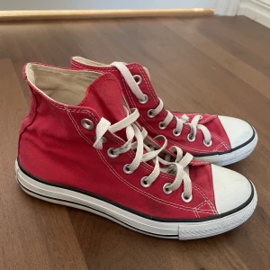Röda converse - Röda converse, använda 1 gång. priset är inkluderat frakt