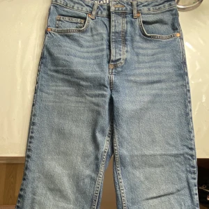 Jeans från bikbok - Ett par blåa boot flare jeans från bikbok. Inköpspris 599kr. Jag säljer på grund av att de är för stora för mig. Knappt använda!
