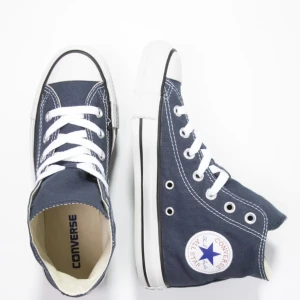 Converse - Säljer Superfina Converse då de aldrig kommer till användning! Köpte d sommaren 2022 för 850kr. De är lite smutsiga men Annars är d i ganska bra skick! Brukar ha 38 men har 37 i Converse eftersom de är stora i storleken 💘