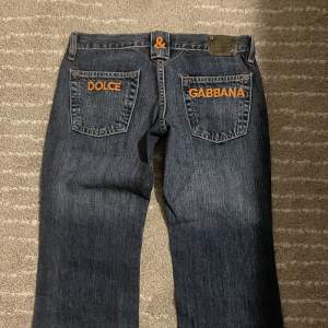 Ett par unika vintage dolce & gabbana jeans! Midjemått: 37cm Innerbenslängd: 83cm 💓  Jag är 157 och de är aldelles för långa för mig. Jämför måtten angiven för att vara säker på om de passar er! 