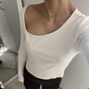 Topp Gina Tricot - En vit topp från Gina Tricot i storlek XS. Den är knappast använd ser sprillans ny ut. Köparen står för frakten. 