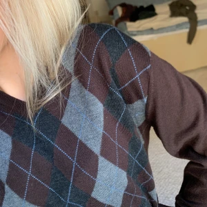 Stickad tröja  - Säljer denna tröja med blå,brun,grått mönster på. En av mina favoriter!! Men kommer inte till användning längre💓