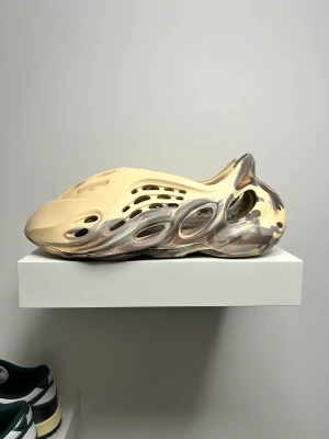 Yeezy FOAM Runner MX Cream Clay - Säljer mina feta foam runners då jag inte inte får mycket användning utav dem. Använda va 3-5 gånger utomhus men är i sjukt bra cond. Inget OG tyvärr kvar Skriv för mer info och bilder