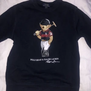 Polo rahlflauren tröja - Hej Säljer en polo rahlflauren tröja. Den är köpt på hanzens (nypris 1100kr) och är i nyskick. Hör av er vid intesse💓💓