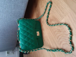 Grön axelremsväska  - Aldrig använd