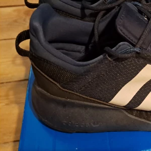 Adidas Originals Zx 2K Boost Pure - Endast använda 2-3 gånger kortare stund.  Ny pris 1.5k  Nu 400 vid snabb affär! 