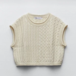 KABELSTICKADE -  Ärmlös topp med rund hals från Zara, nästan ny Storlek S💗