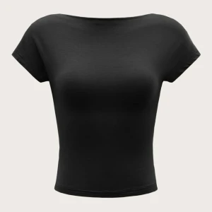 svart t shirt med öppen rygg - aldrig använd då råkade beställa två 😭