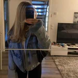 Jeansjacka med päls - Säljer denna sjukt snygga jeansjacka med päls på som inte finns att köpa längre, stl 36, jackan är i nyskick och perfekt nu till våren, tredje bilden är lånad💕💕skriv privat för frågor💖budgivning sker privat💕Direktpris:600💕