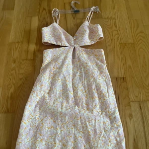 Klänning - En jättegullig klänning från Zara. Endast använd 1 gång så är i nyskick💗Skriv för fler bilder💗