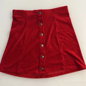 Kjol  - Fin röd minikjol från Gina. Aldrig använd endast provad. 